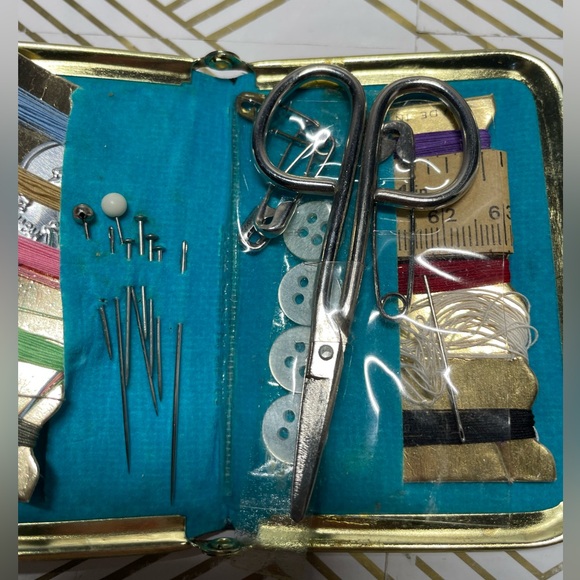 Vintage Traveling Sewing Kit Purse Seamstress Sewing Thread - Picture 6 of 8